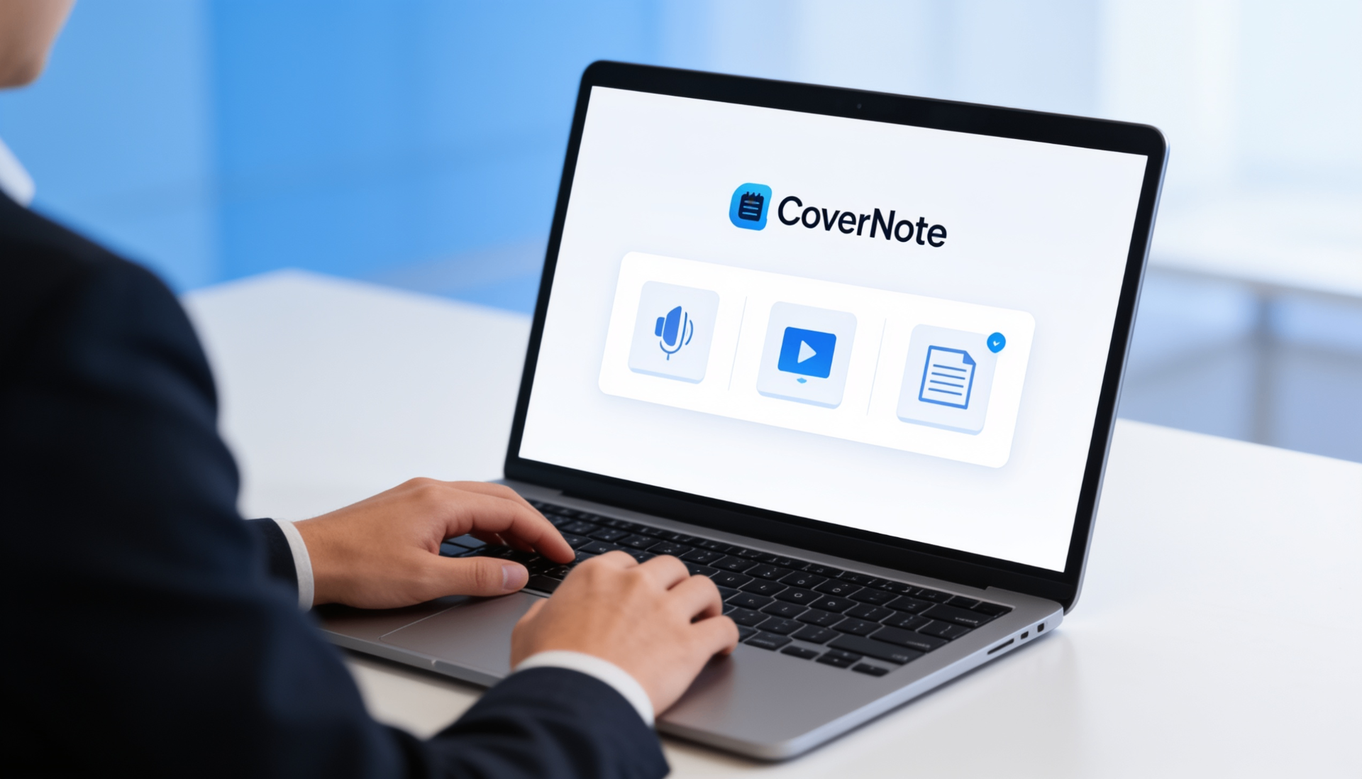 CoverNote procesando audios, videos y documentos en laptop